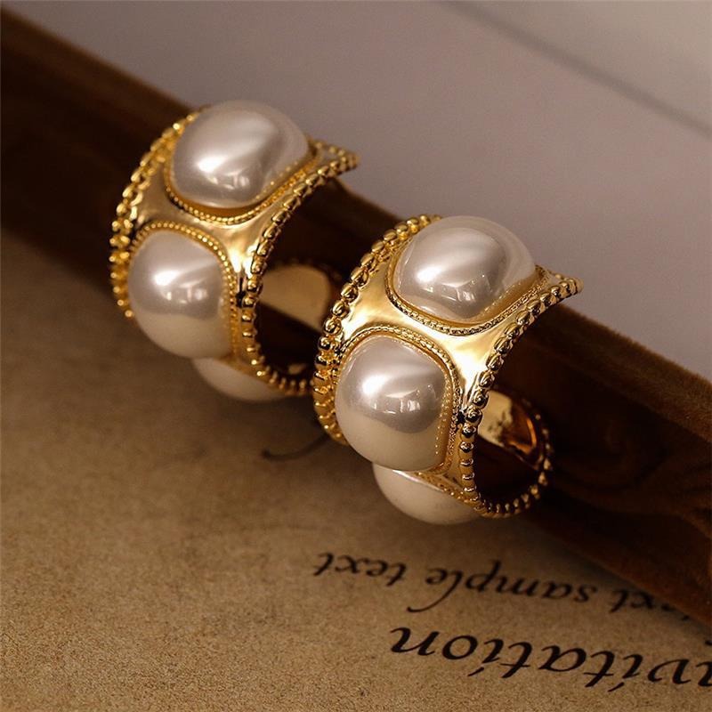 Light luxury earrings with a sense of luxury, a versatile temperament, and new ear accessories